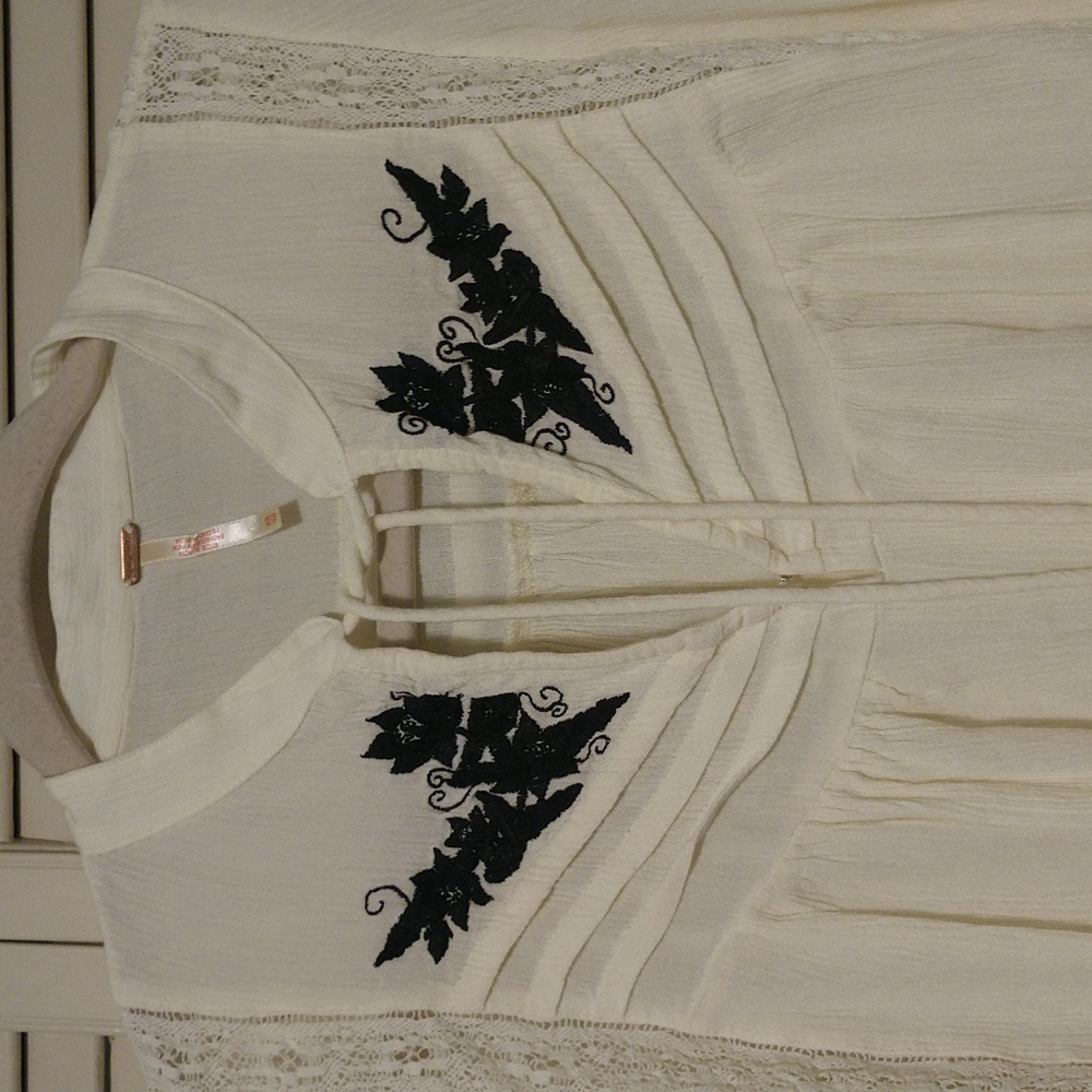 Free People Tusalossa Embroidered Lace Trim Split Neck Top Size XS - Picture 10 of 11